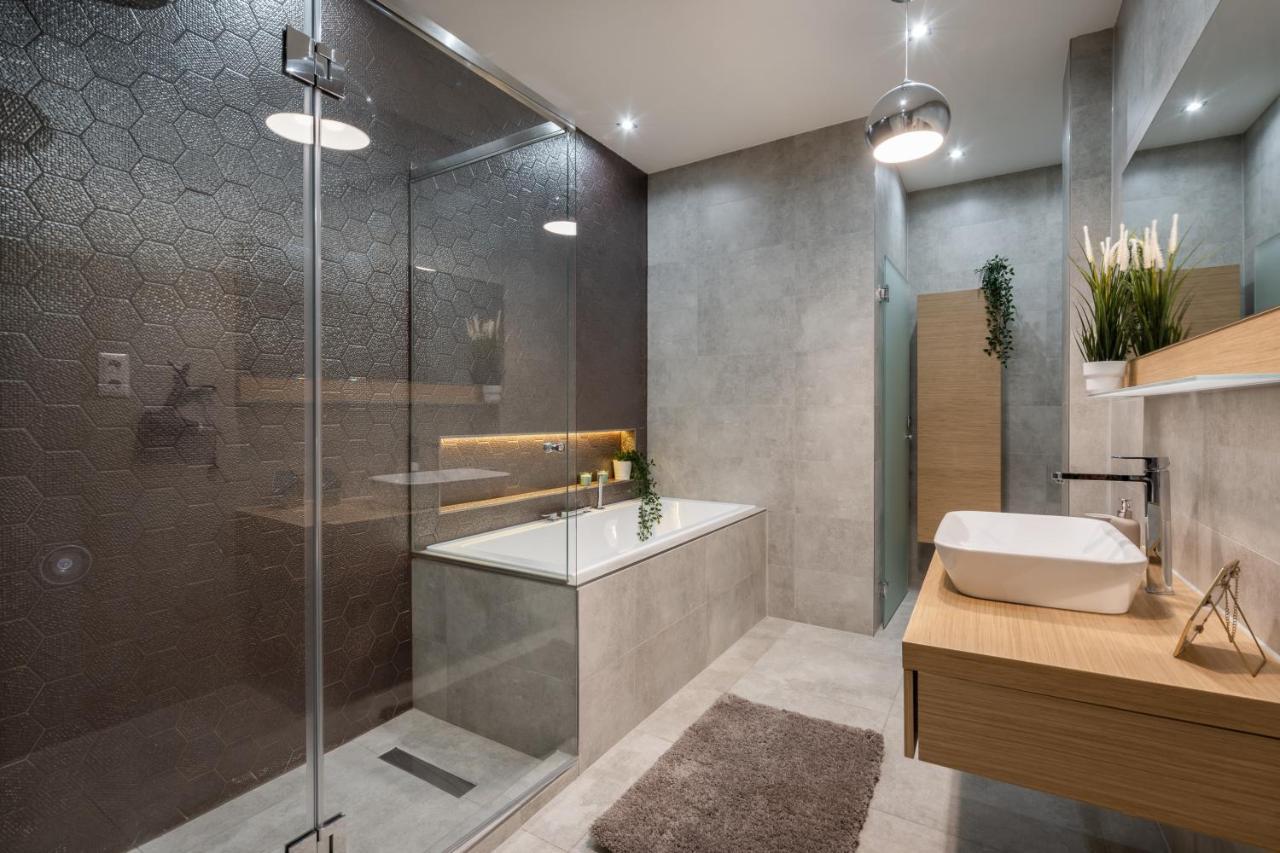 Buenos Boutique - A/C, 2 Bathrms, Amazing View Apartment Будапеща Екстериор снимка