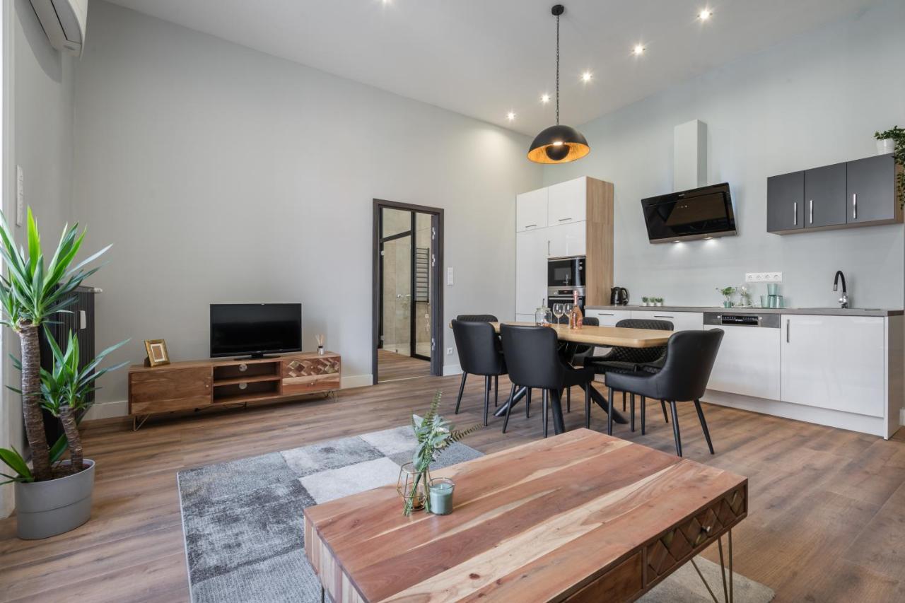 Buenos Boutique - A/C, 2 Bathrms, Amazing View Apartment Будапеща Екстериор снимка