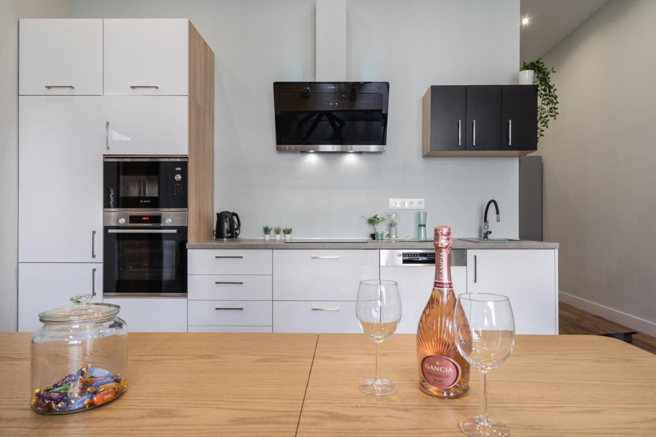 Buenos Boutique - A/C, 2 Bathrms, Amazing View Apartment Будапеща Екстериор снимка