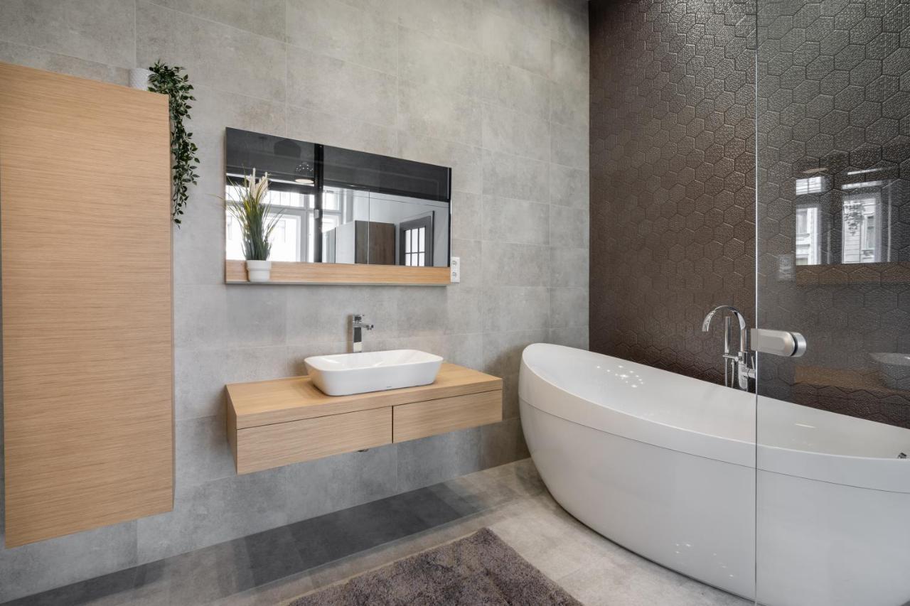 Buenos Boutique - A/C, 2 Bathrms, Amazing View Apartment Будапеща Екстериор снимка